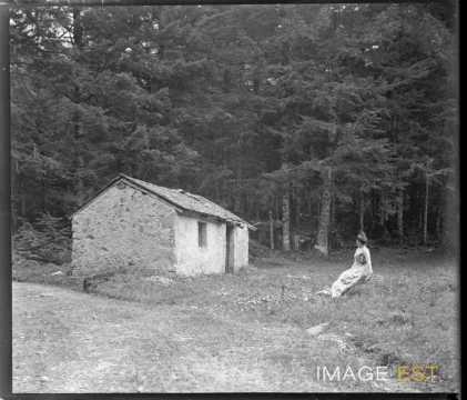 Femme dans une forêt (Vosges)